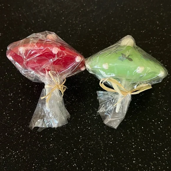 Set of 2 Pottery Barn Floating Umbrella Candles Red & Green - Picture 4 of 5